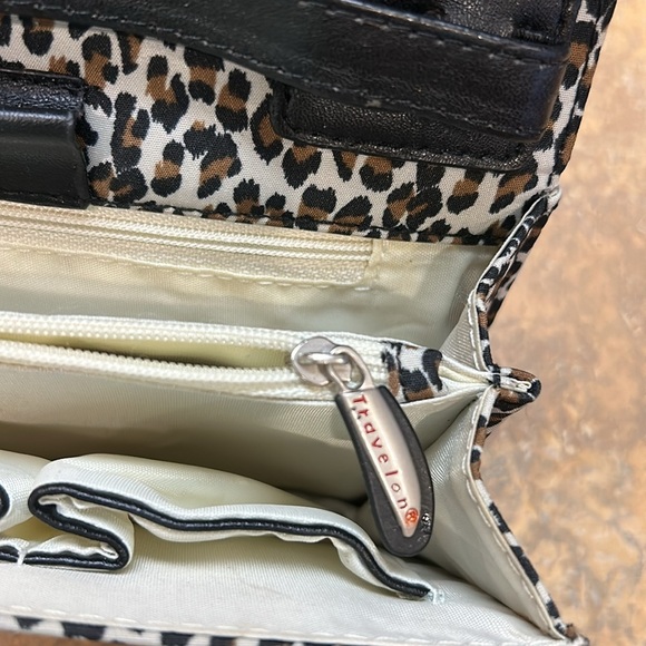 Travelon Leopard Print Crossbody Bag - Picture 10 of 11
